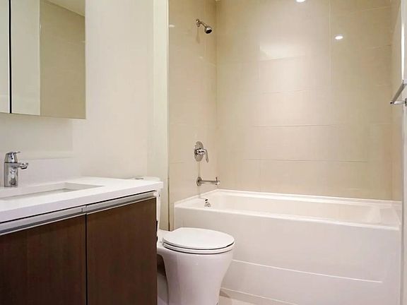 4th image of 1009 Harwood St #903
