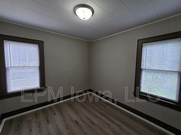 947 Newton St — Photo 9