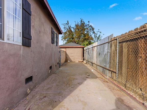 3rd image of 204 E Brundage Ln