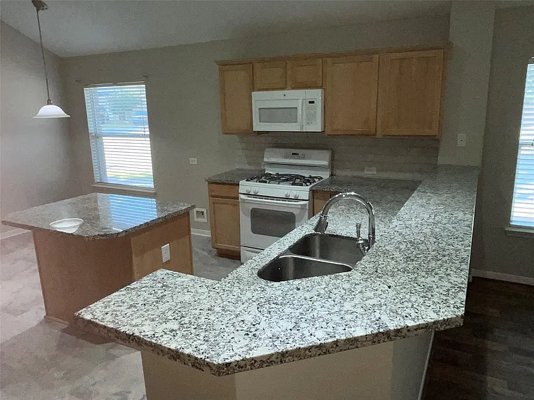 25011 Emporia Point Ct — Photo 10