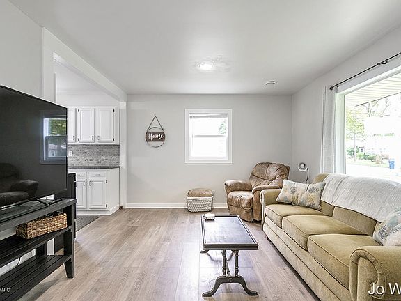 5th image of 1358 Eastern Pl NE