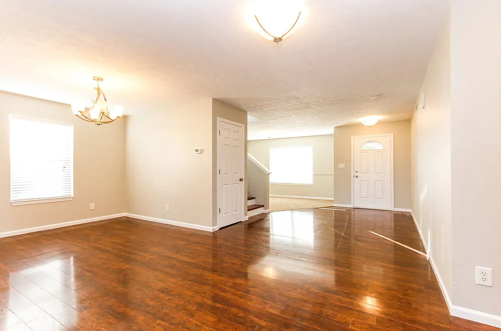 4 bed, 2.5 bath, 2840 sqft, $3,570 — Photo 3