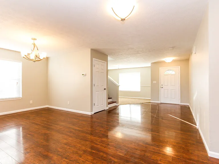 1051 Pine Ridge Way — Photo 3