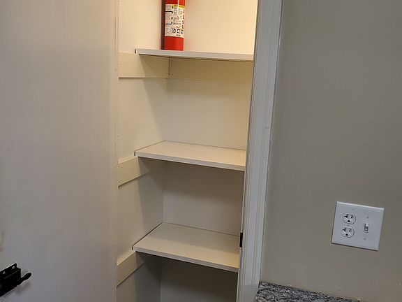 4th image of 4904 Davenport St #8