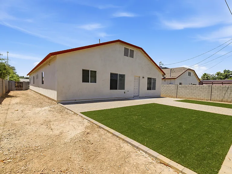 512 W Brown St — Photo 41