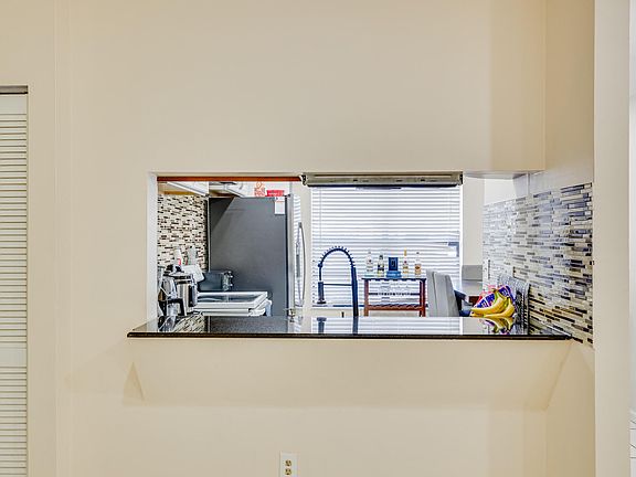 5th image of 5360 Mendoza Street