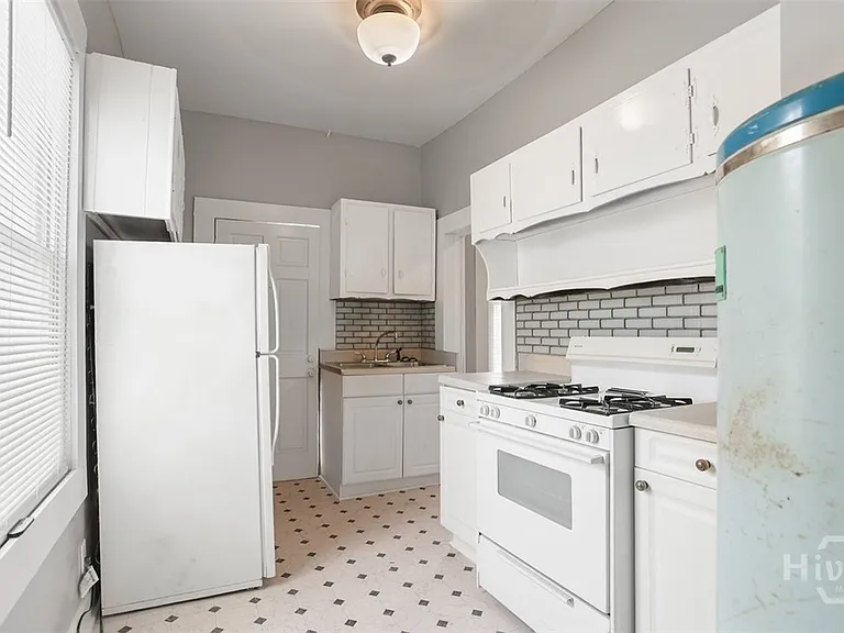 1023 W 37th St — Photo 28