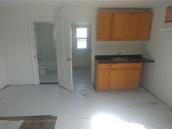 4th image of 1001 Smith St