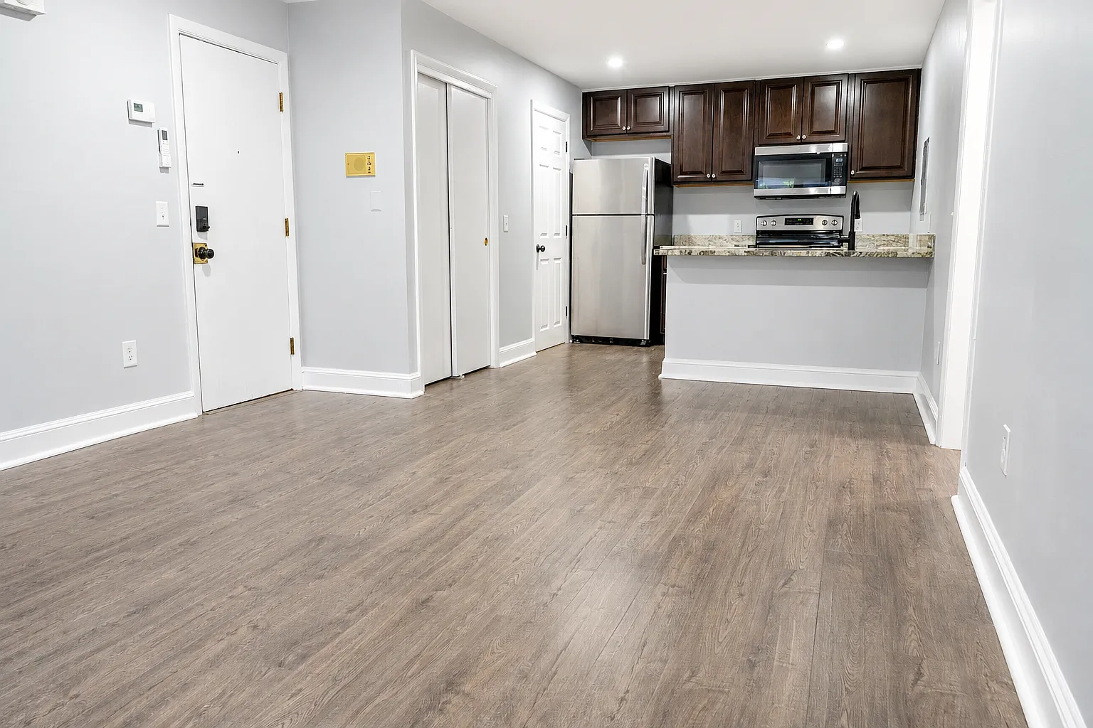 2 bed, 800 sqft, $2,300 — Photo 1