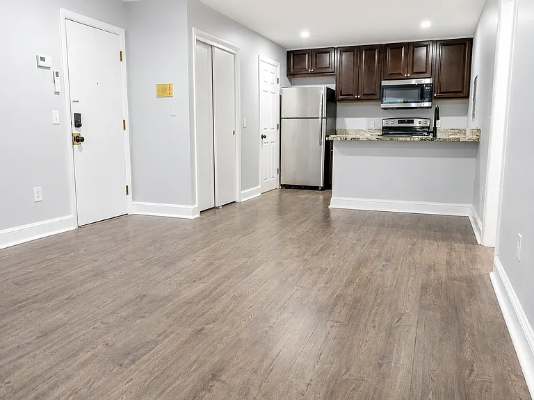 225 S Main St #6 — Photo 1