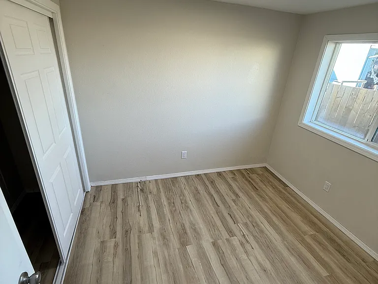 351 40th St #4 — Photo 7
