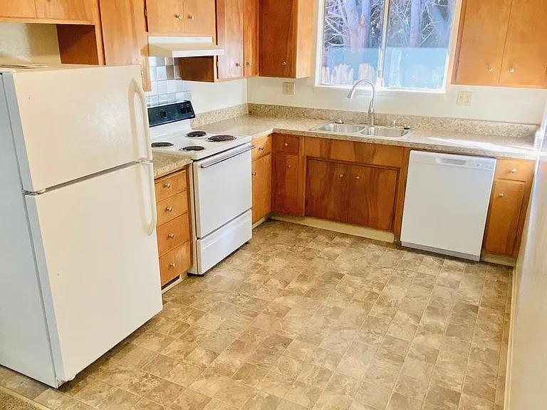 1544 Laburnum- Great 2 bedroom apartments in a quiet complex — Photo 6