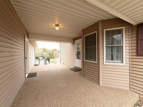 3rd image of 5 Saint Raymond Dr