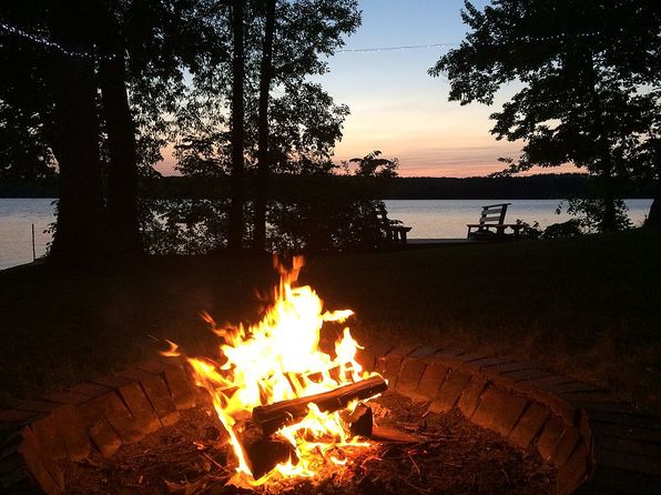 1110 Lakeview Dr, China, ME 04358