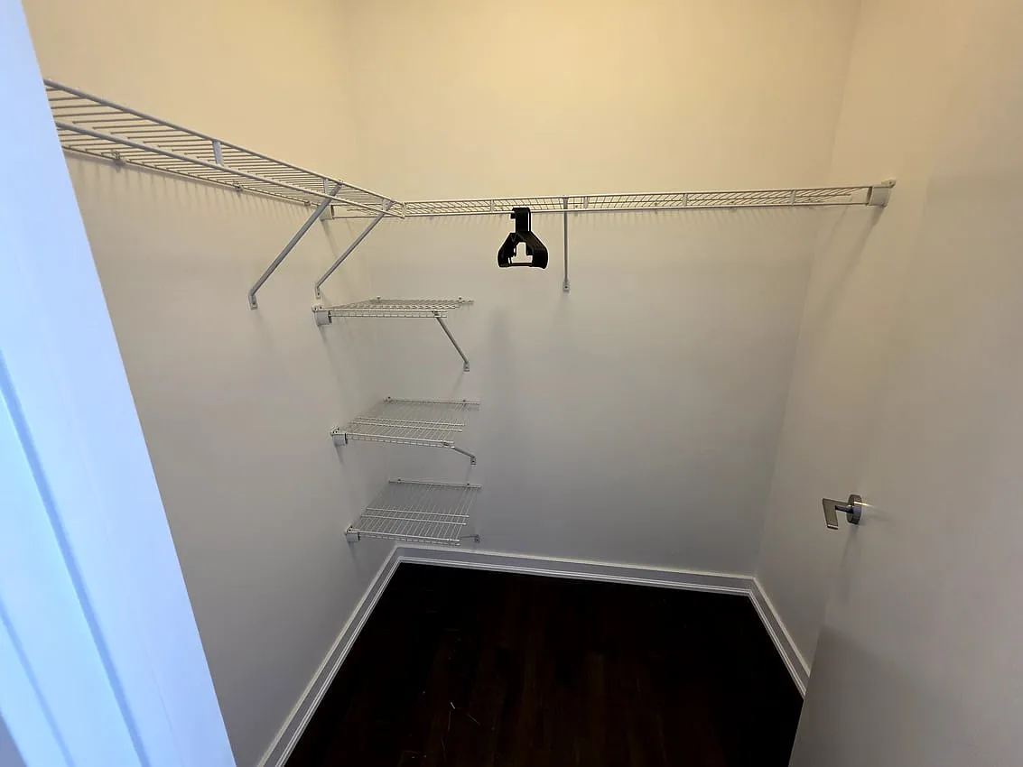 Master Room - York St & Bremner Blvd — Photo 4