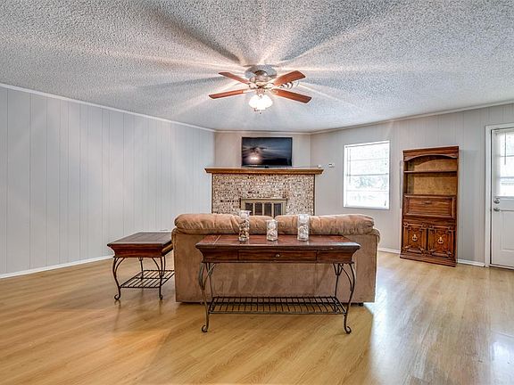 3rd image of 1008 Russell Ln