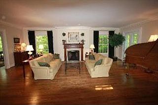 3rd image of 585 Laurie Ln
