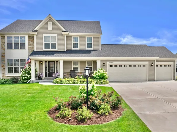 W222N4700 Seven Oaks Dr, Pewaukee, WI 53072
