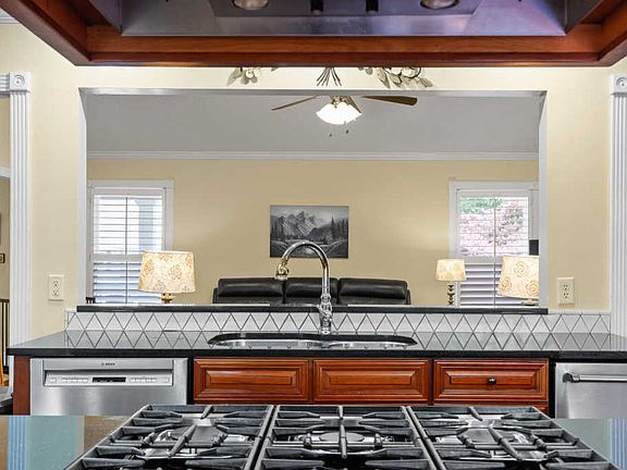 3rd image of 8602 Horseshoe Bend Ln