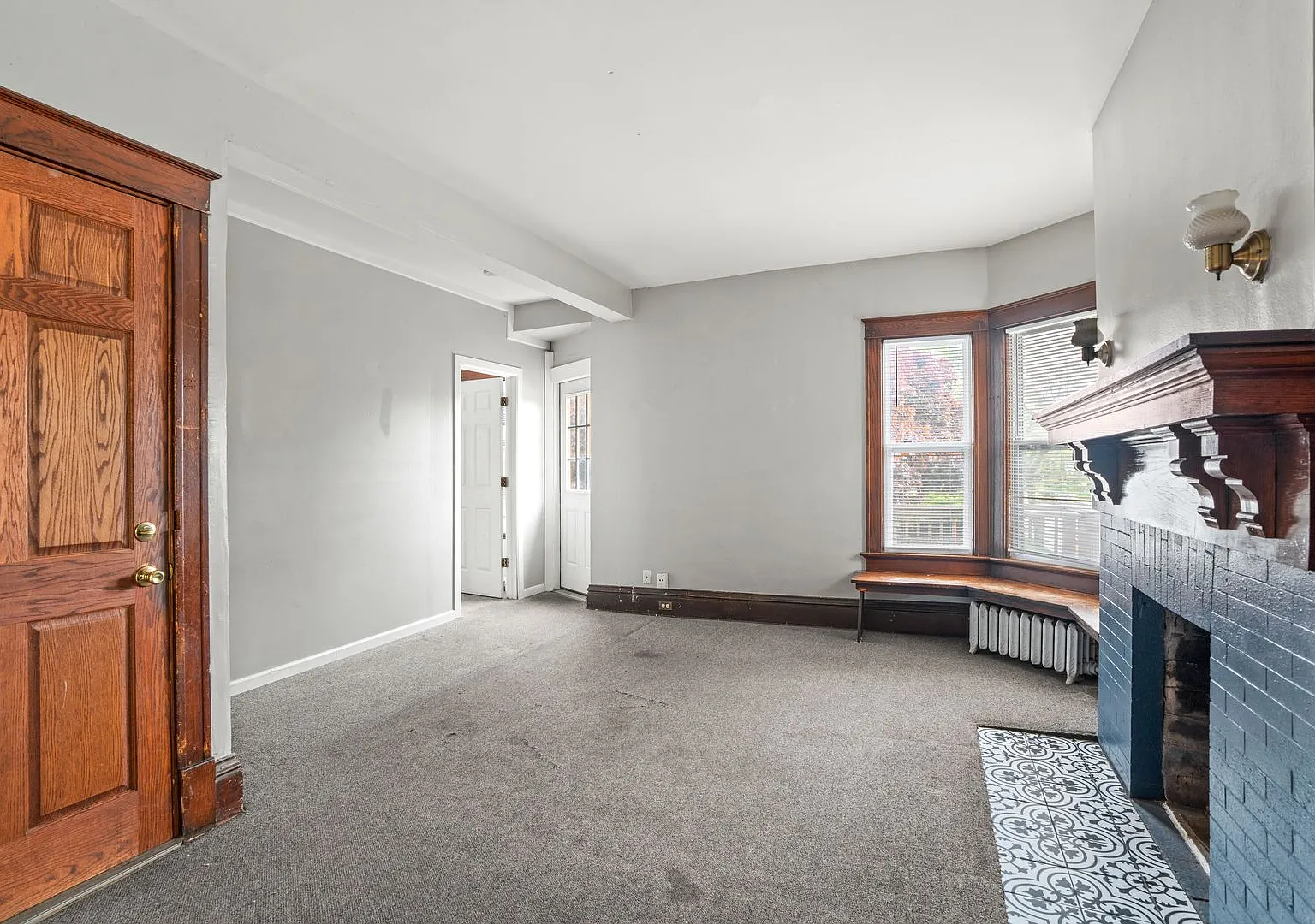 3005 N Maryland 5Bdrm/ 2Bathroom Upper Unit — Photo 2
