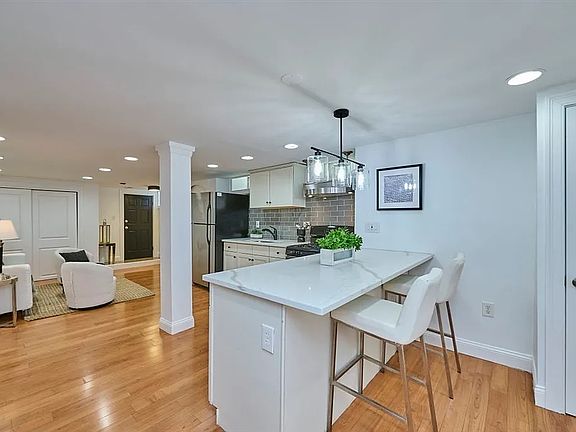 2nd image of 929 E Broadway #2