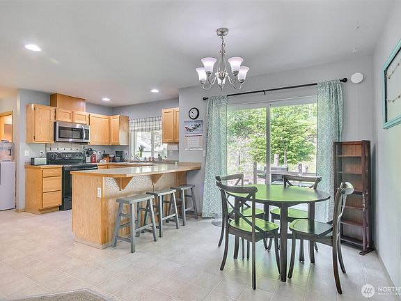5th image of 13502 215th Avenue E
