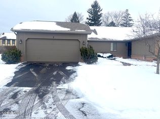 7 Meadowpond Dr, Perrysburg, OH 43551