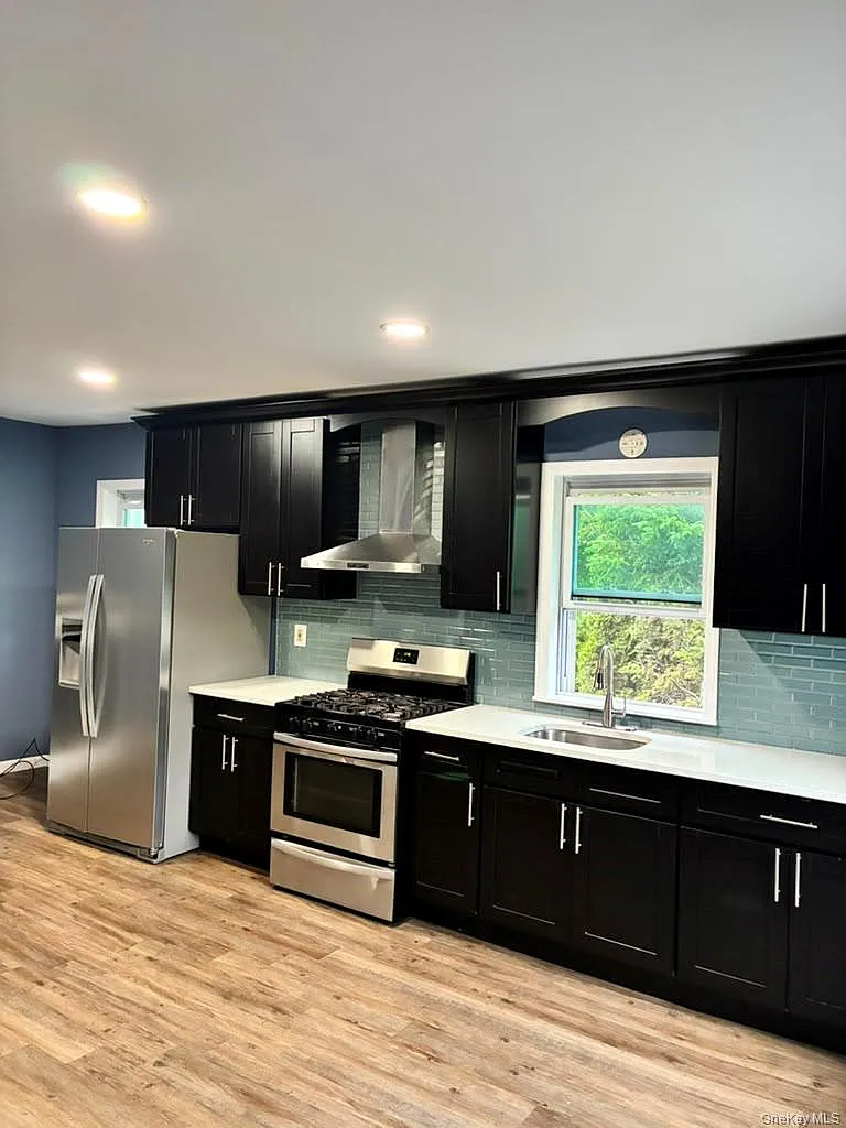 3 bed, 1.0 bath, 2080 sqft, $3,500 — Photo 2