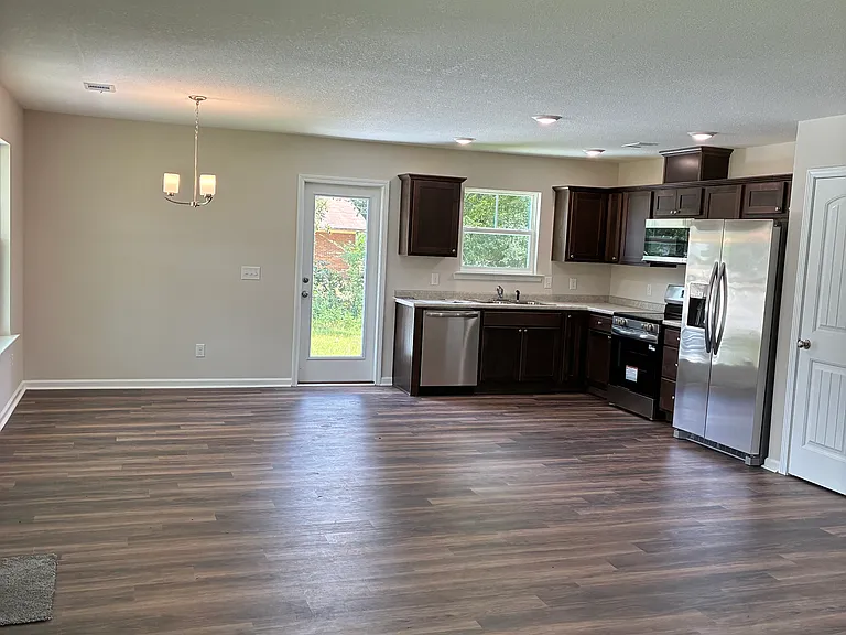 103 Continental Dr — Photo 10
