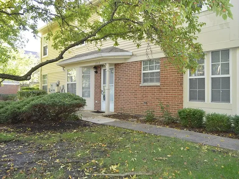 2213 Camden Ln — Photo 1