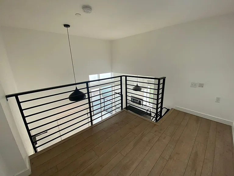 Welcome to Lakeview! - Live in Luxury & Style in the heart of Eastlake — Photo 46