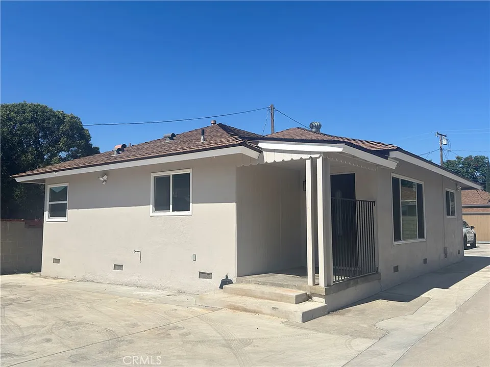 5830 N Vista St