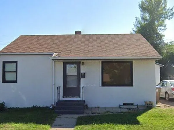 713 6th St SW, Minot, ND 58701