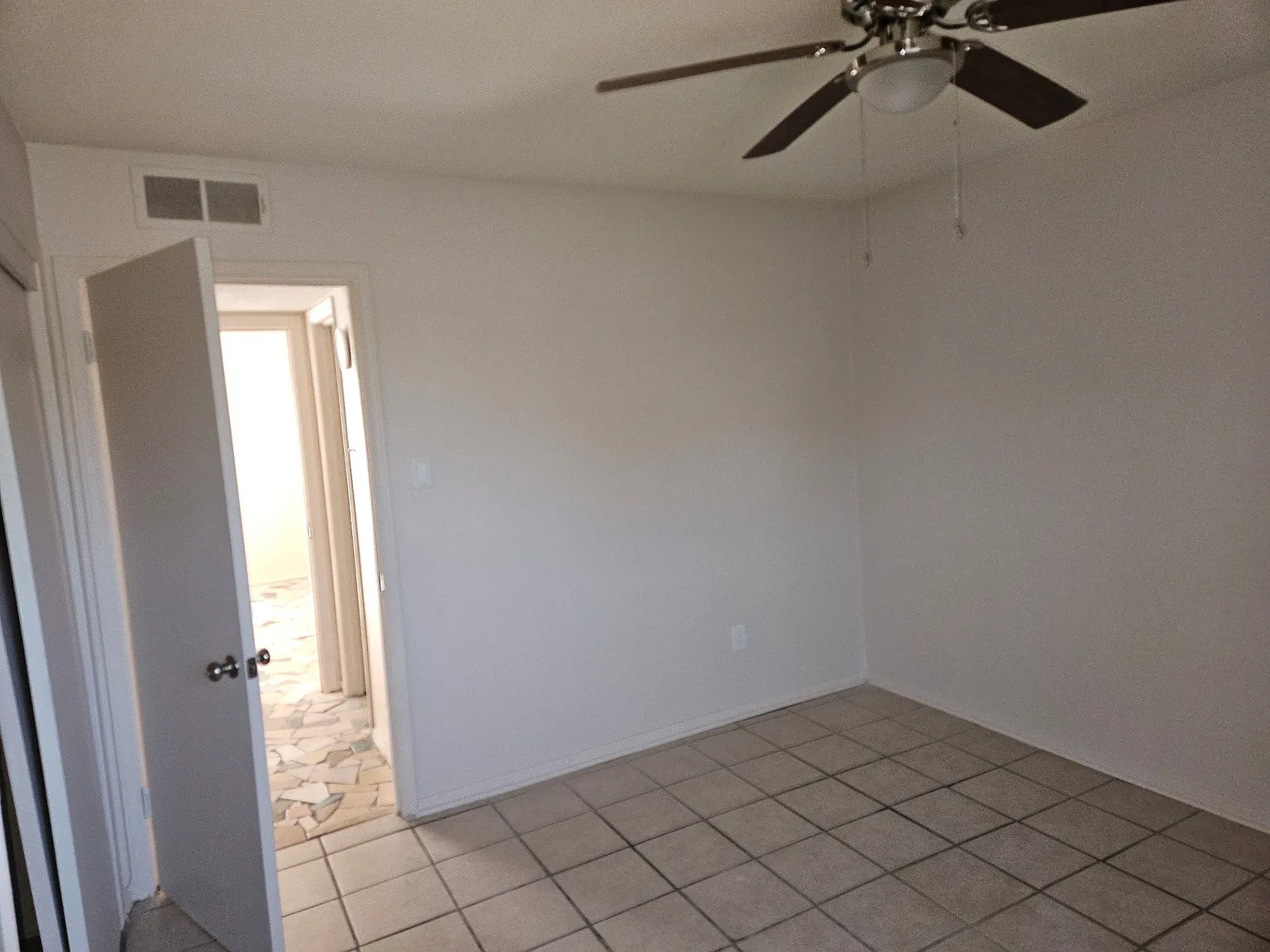 1 bed, 1.0 bath, 600 sqft, $700 — Photo 2