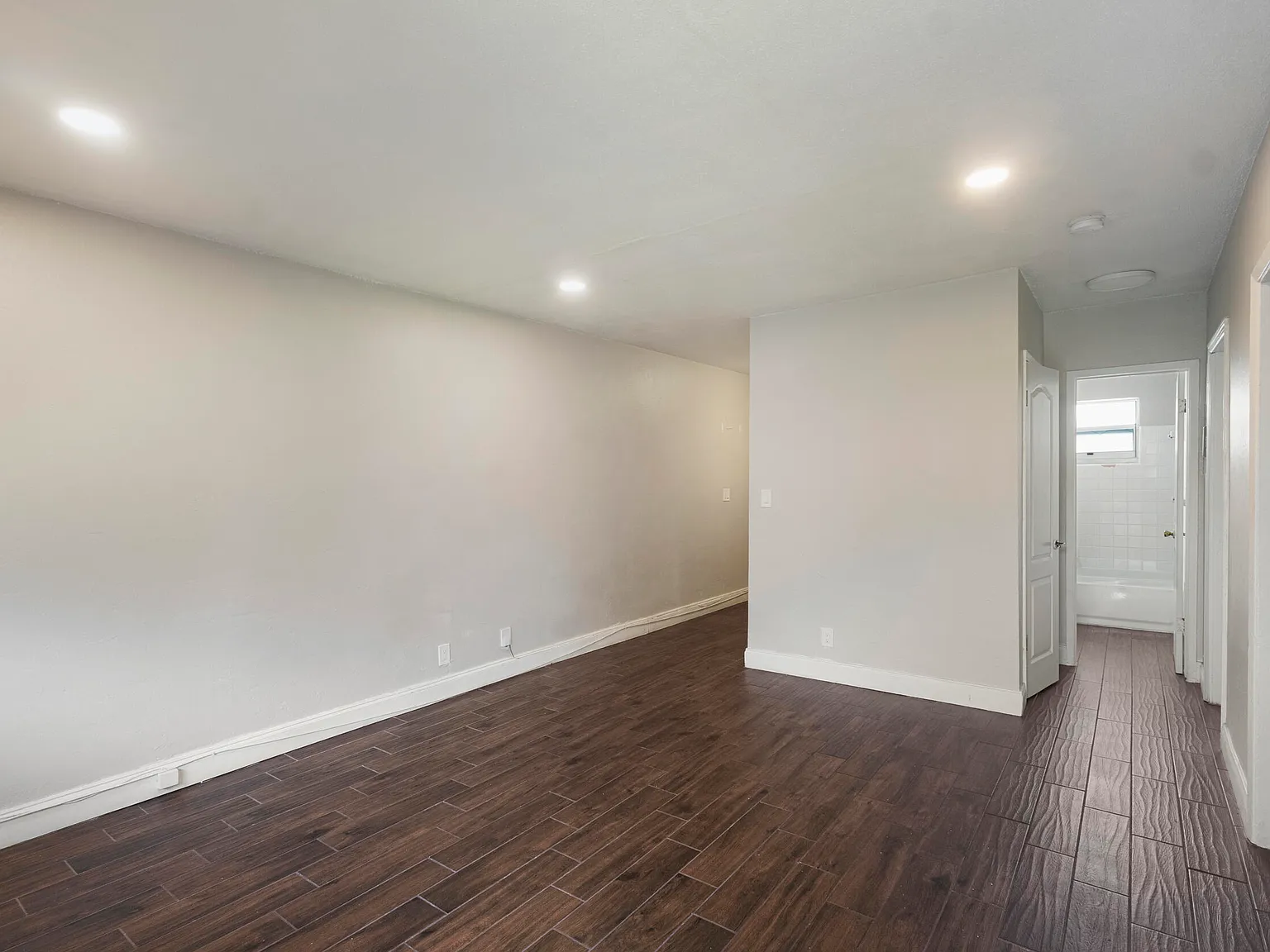 2 bed, 1.0 bath, 800 sqft, $1,900 — Photo 3
