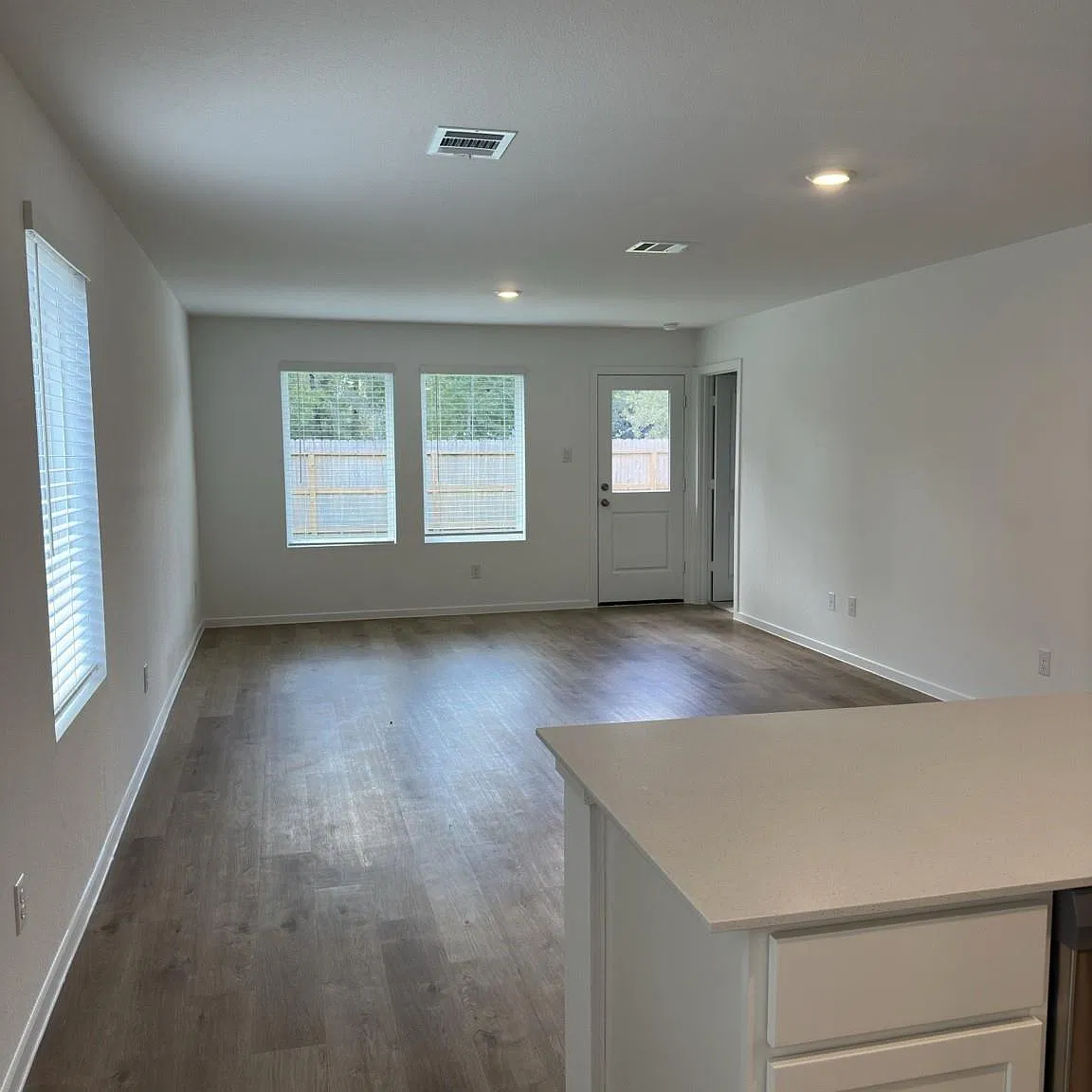 3 bed, 2.0 bath, 1311 sqft, $1,700 — Photo 4