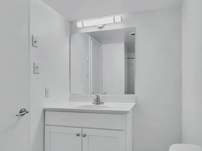The Warwick Apartments — Photo 22