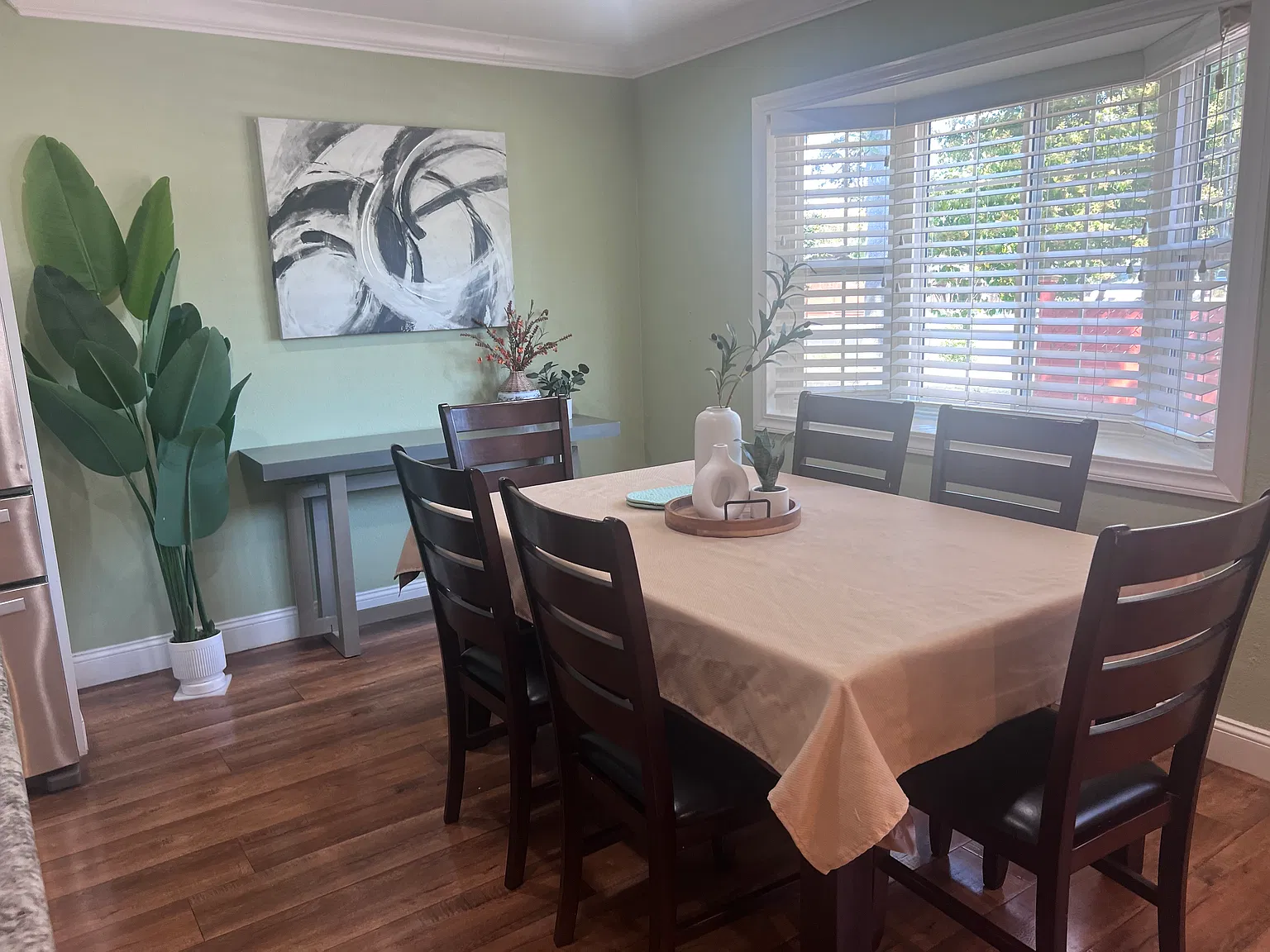 4 bed, 1320 sqft, $5,250 — Photo 4