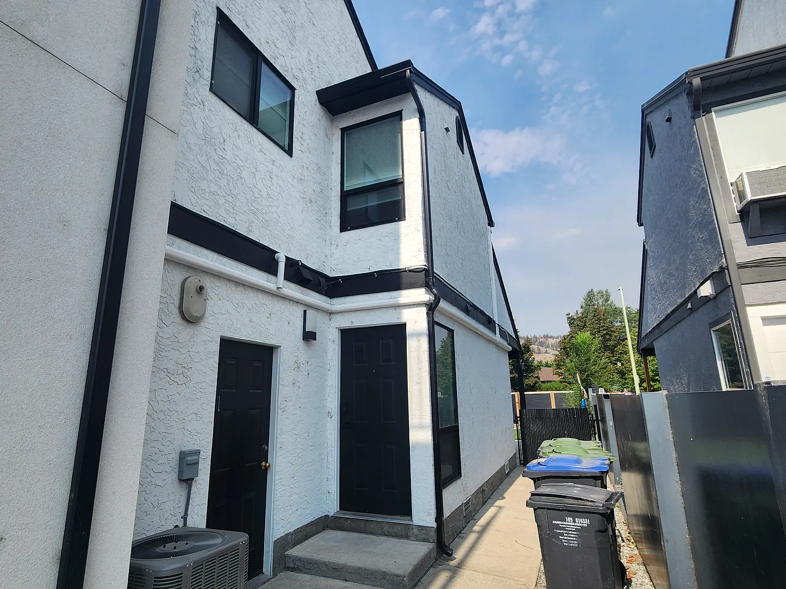 985 Manhattan Dr — Photo 2