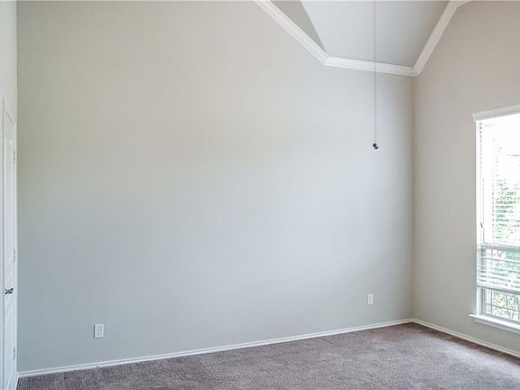 3rd image of 605 Ravenwood Dr