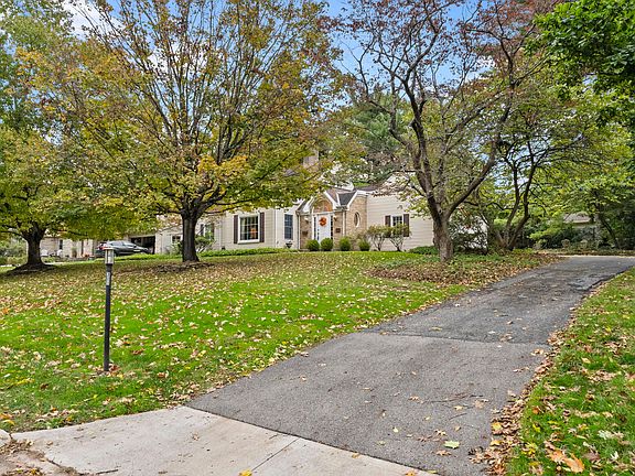 3rd image of 301 W Riverglen Dr
