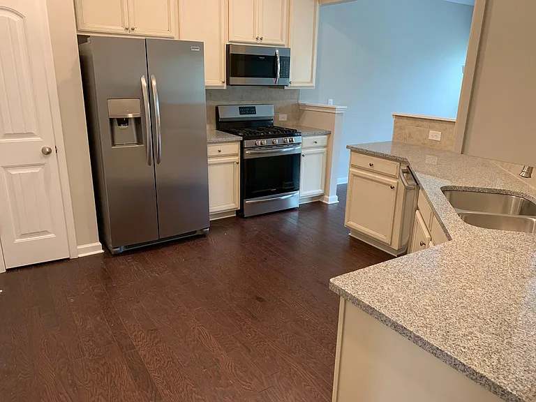 1214 Foxcroft Ln — Photo 4