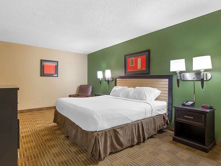 1 Bedroom Suite - 1 King Bed