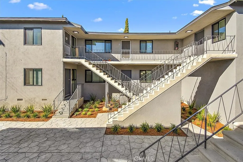 2 bed, 800 sqft, $3,500 — Photo 2