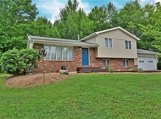 358 Sunset Dr, Brookfield, OH 44403