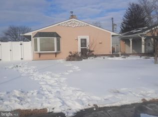 33 Laurel Ln, Levittown, PA 19054