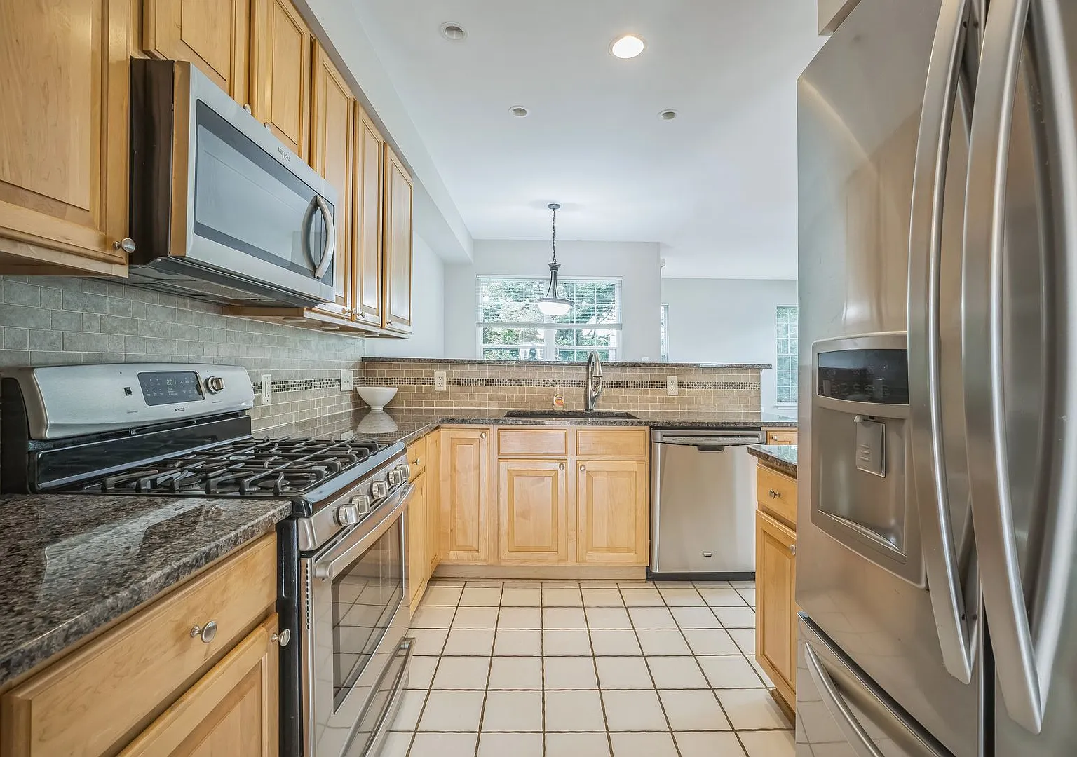 Spacious 4-Bedroom Townhome in Prime Alexandria Location — Photo 4