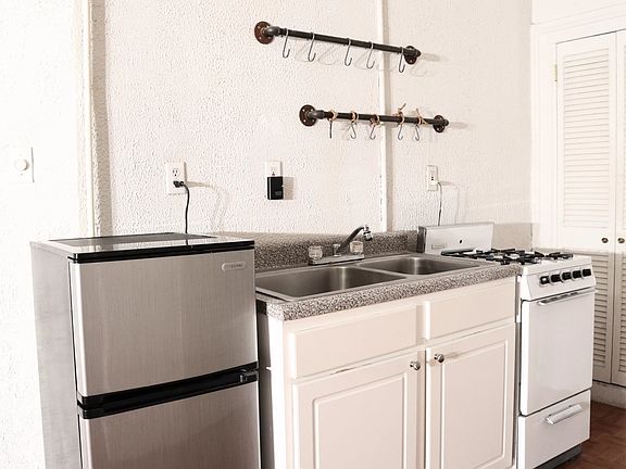 5th image of 22 Cornelia St APT 2