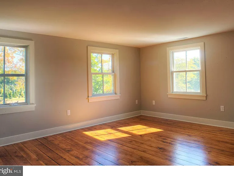 5253 Upper Mountain Rd — Photo 10