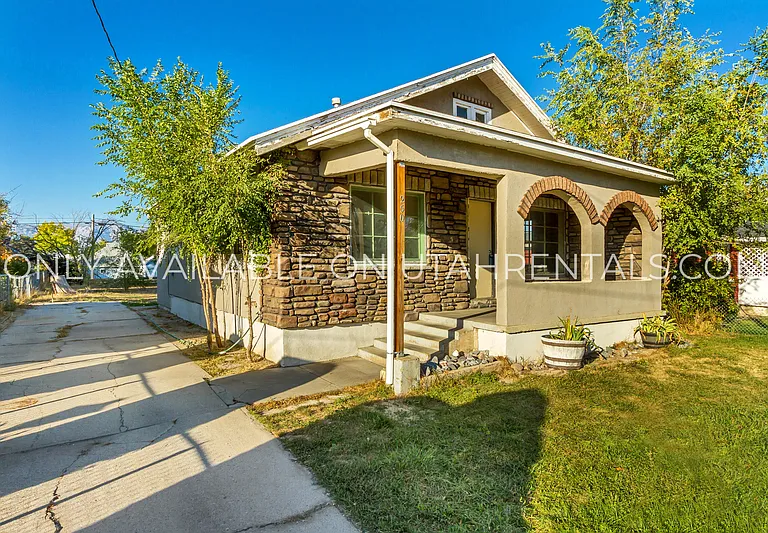 250 Franklin St — Photo 1